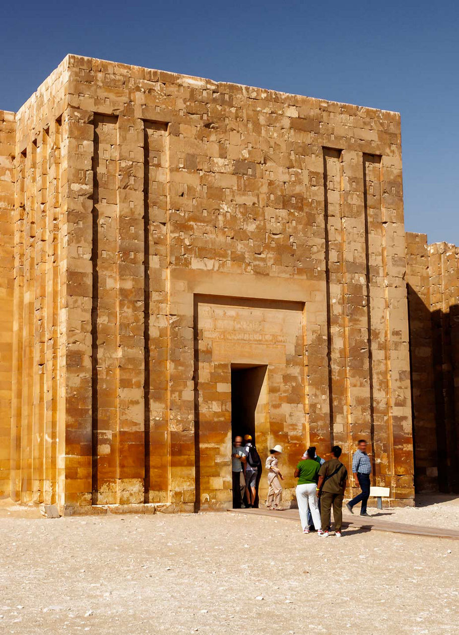 Eingang und die Umfassungsmauer, die die Stufenpyramide in Sakkara umgibt