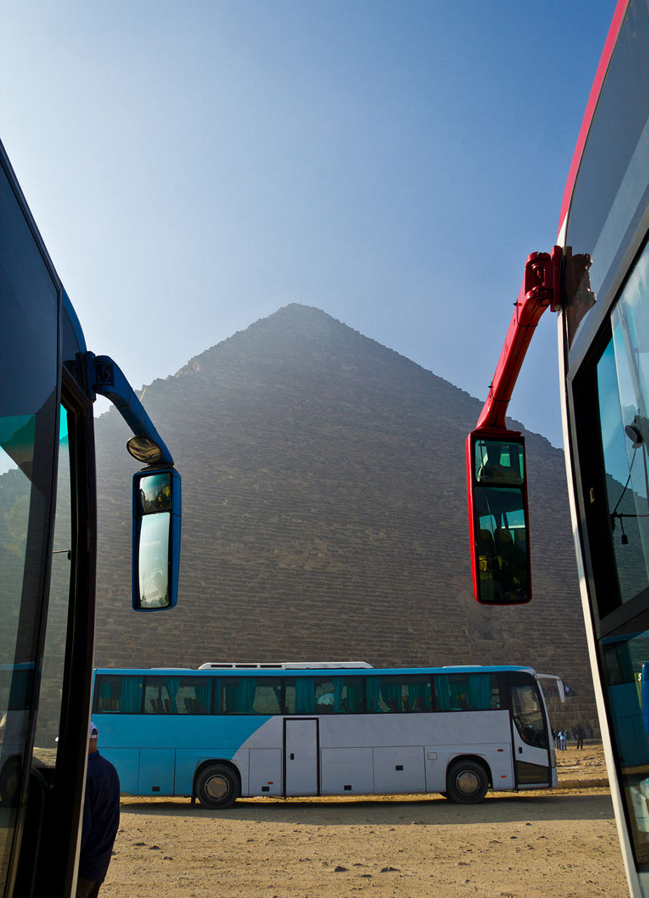 Busse vor den Pyramiden von Gizeh​