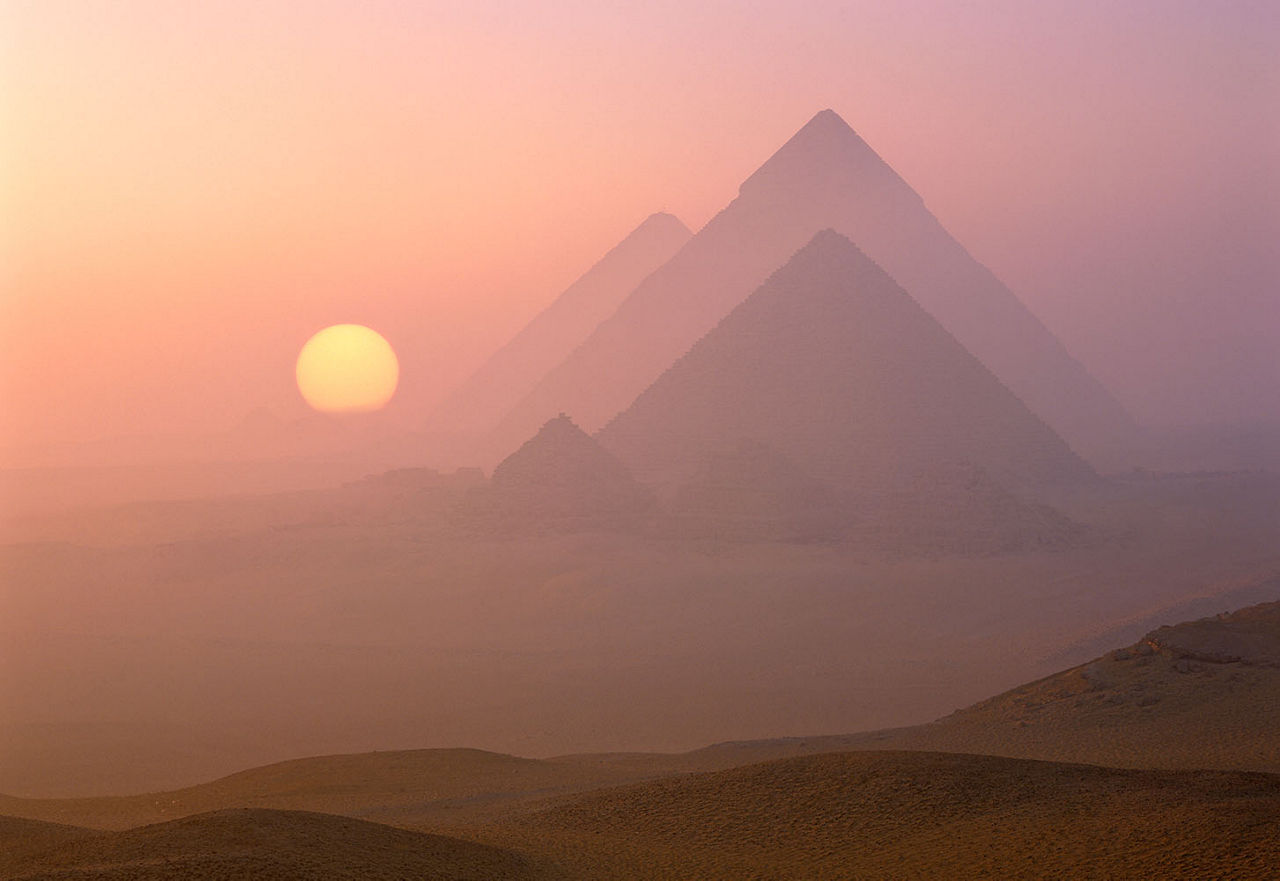 Kamele vor den Pyramiden nahe Gizeh