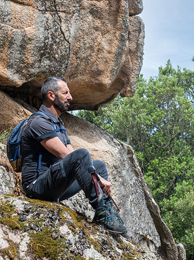 Mann sitzt auf einem Felsen im Aspromonte National Park