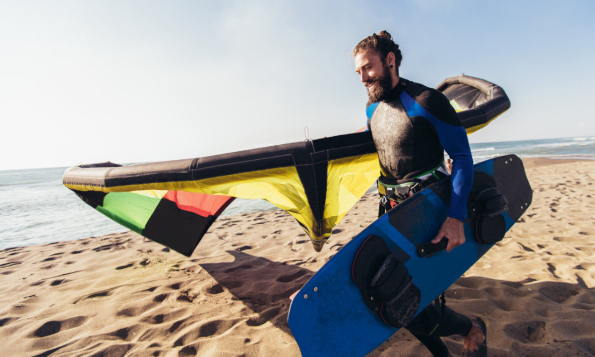 Homme préparant un kite