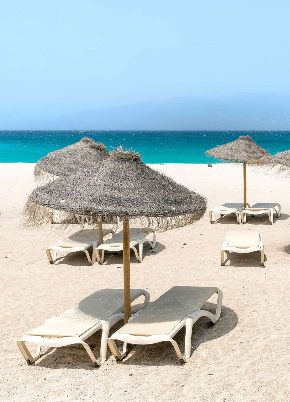Transats et parasols à la Praia da Laghina