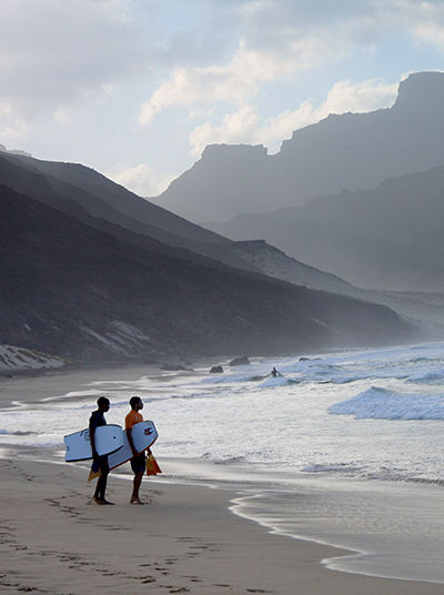 Hommes avec des bodyboards à Praia Grande 