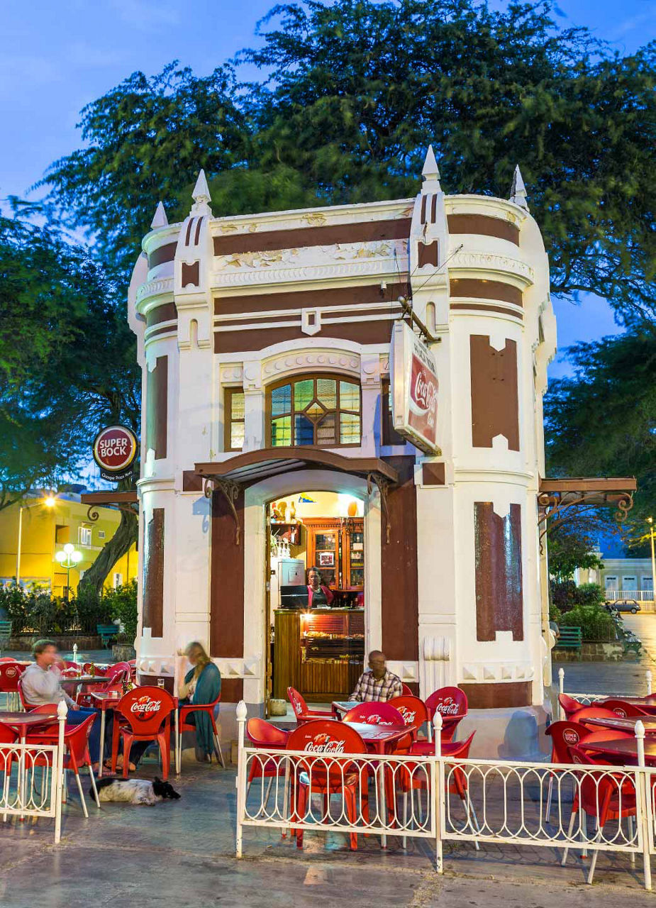 Kiosque sur la Praça Amílcar Cabral