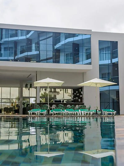 Espace piscine de l’Ouril Hotel