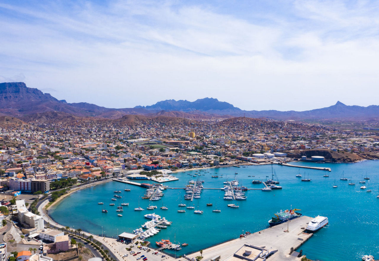 Luftaufnahme des Strandes Laginha in der Stadt Mindelo auf der Insel Sao Vicente in Kap Verde