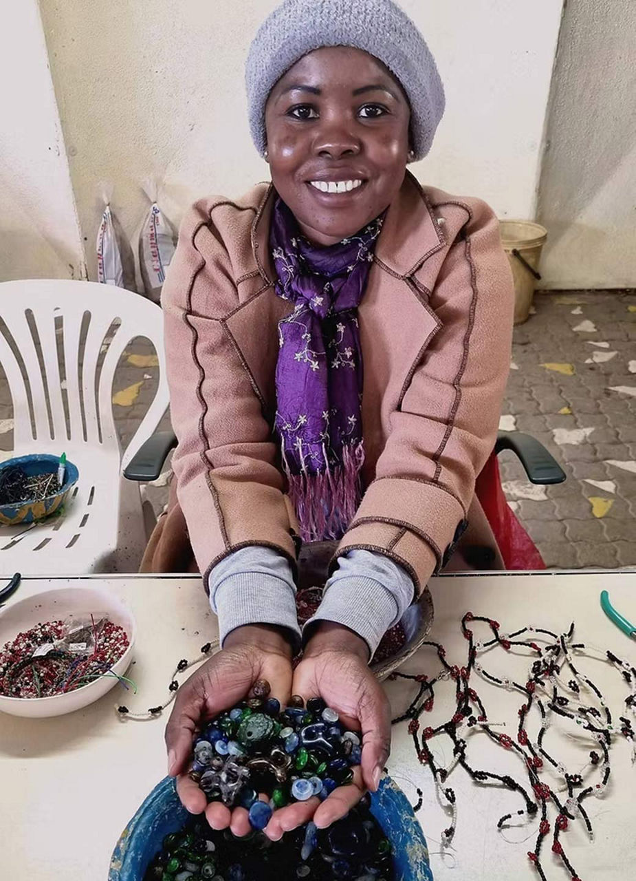 Femme au réservoir de Goreangab à Penduka Village