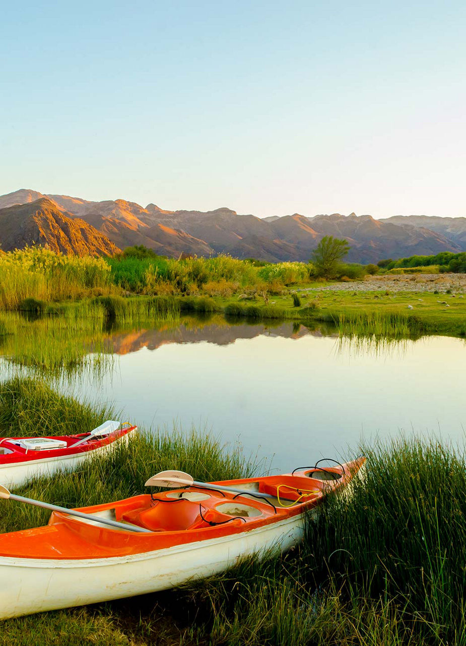 Kanus in einer Bucht des Orange River