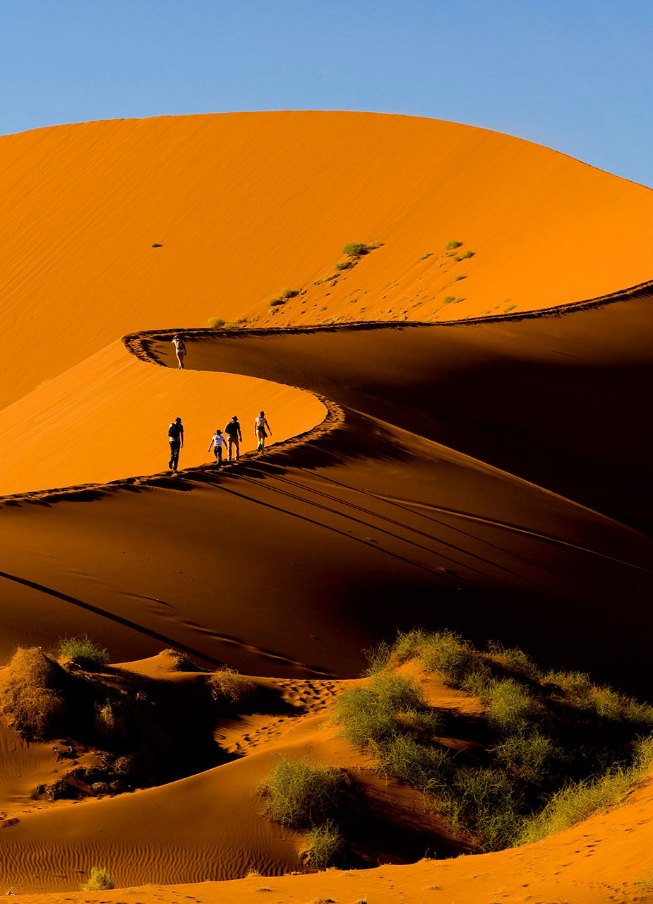 Wanderer auf den riesigen Dünen in Sossusvlei