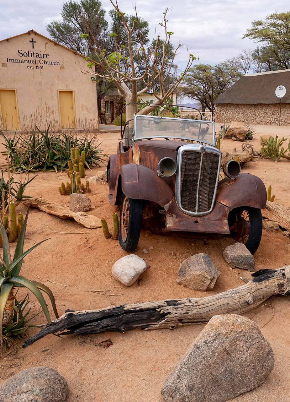 Autowrack vor der Kirche von Solitaire