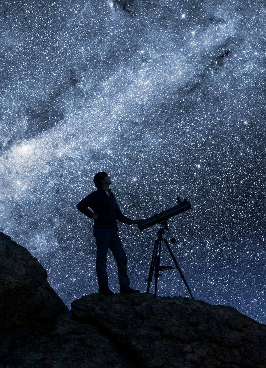 Homme avec un télescope