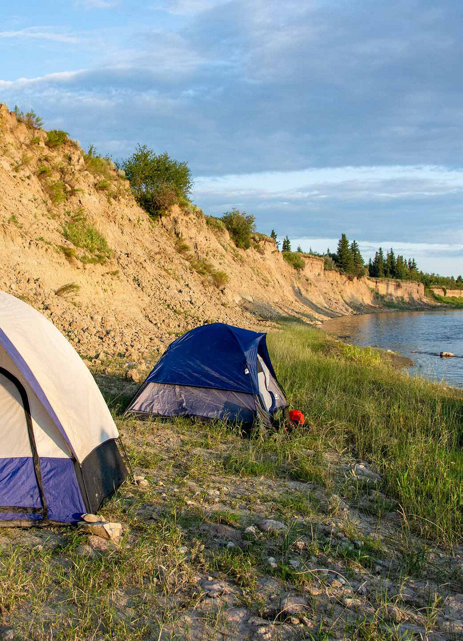 Zelte am Ufer des Red Deer River 