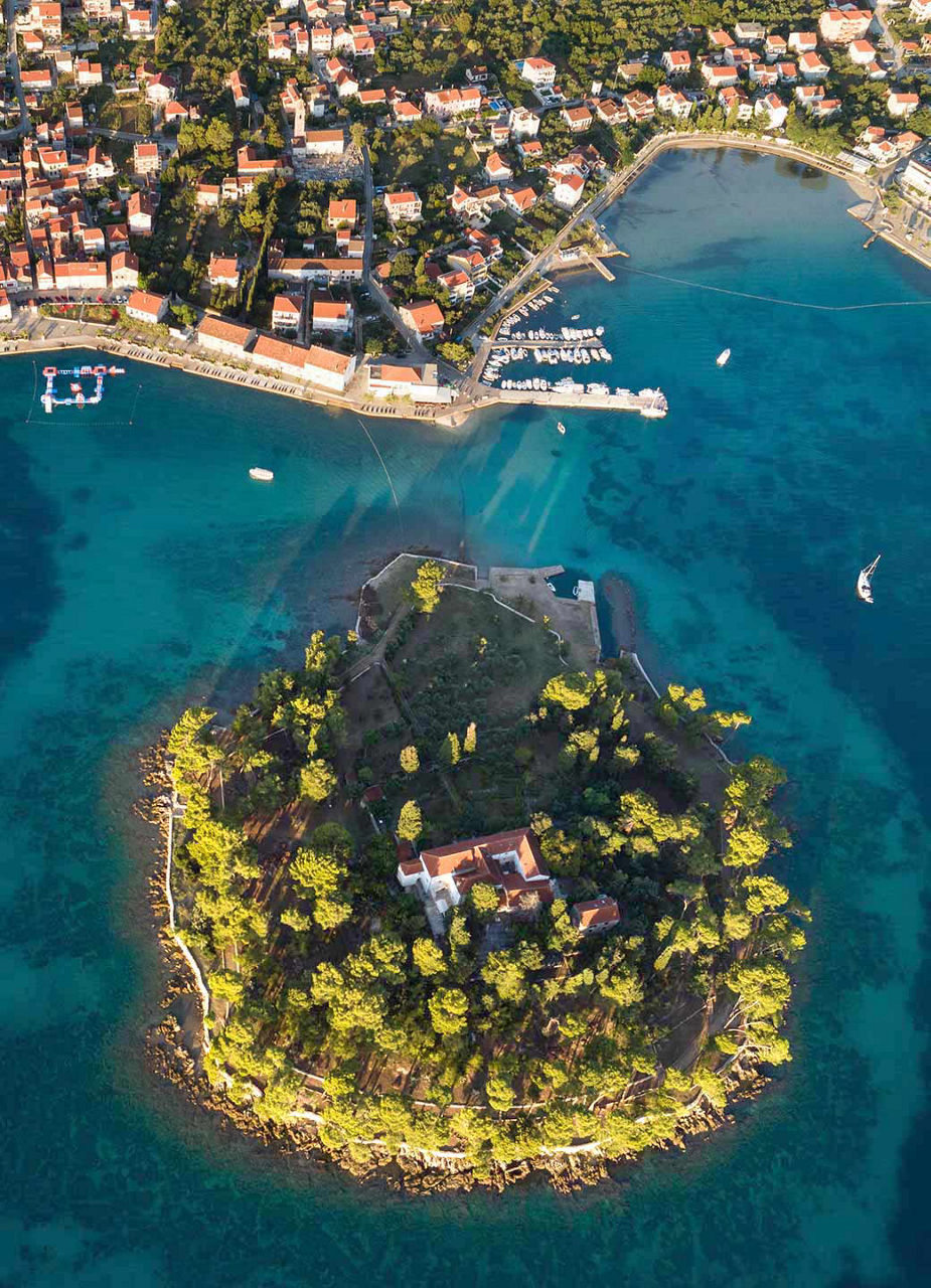 Luftaufnahme von Preko mit Insel