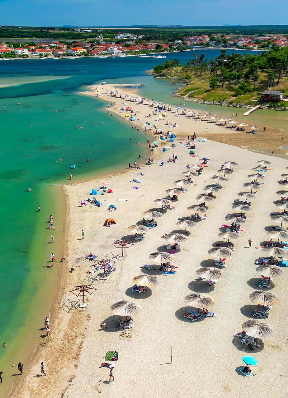 Sonnenschirme am Königinnen-Strand