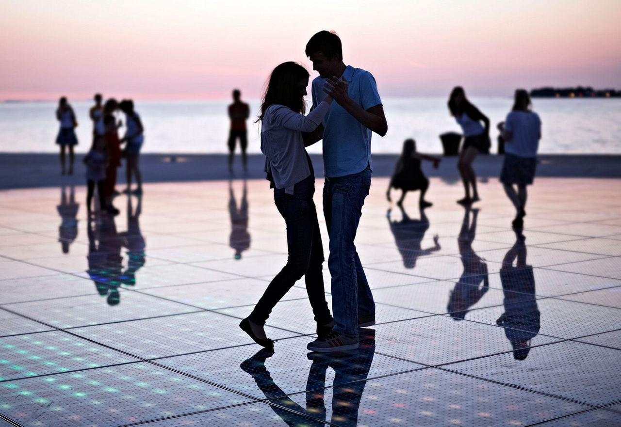 Tanzende Menschen in Zadar