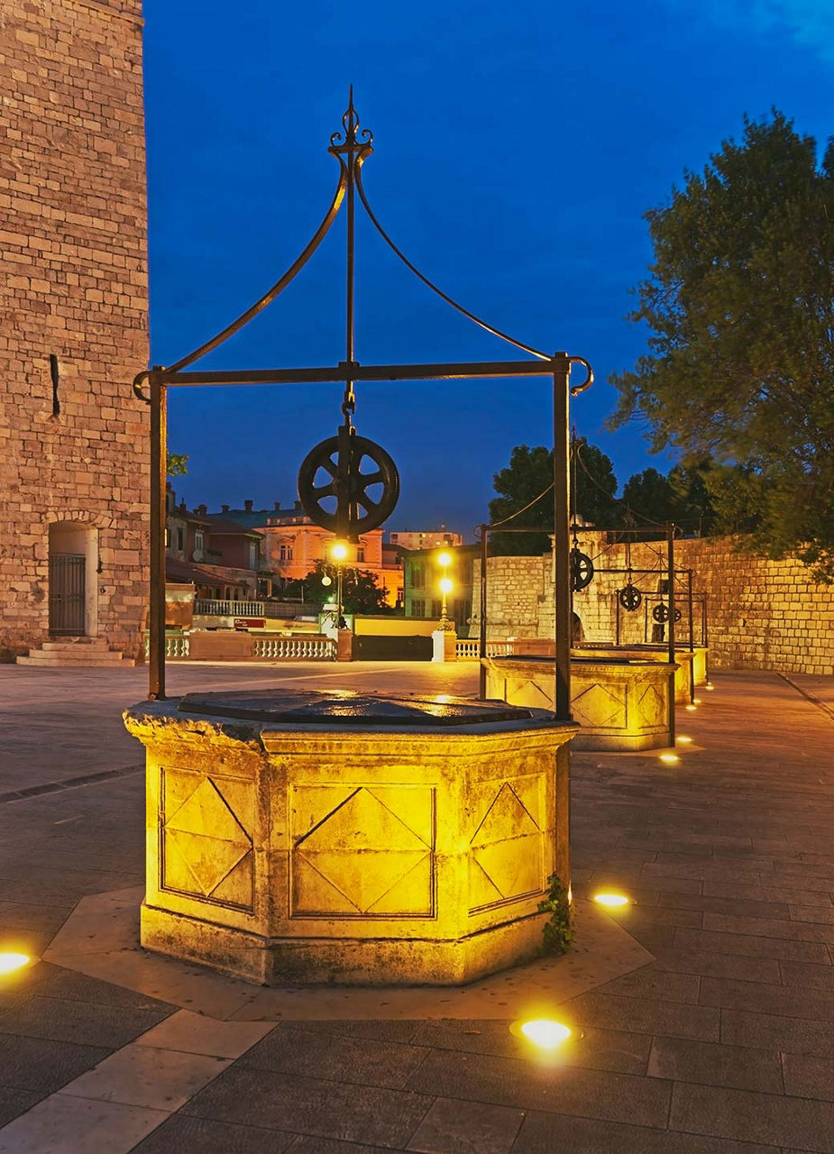 Puits illuminé le soir