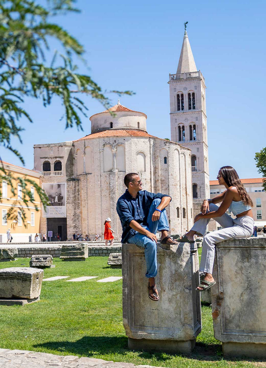 Jeune couple devant le Forum romain