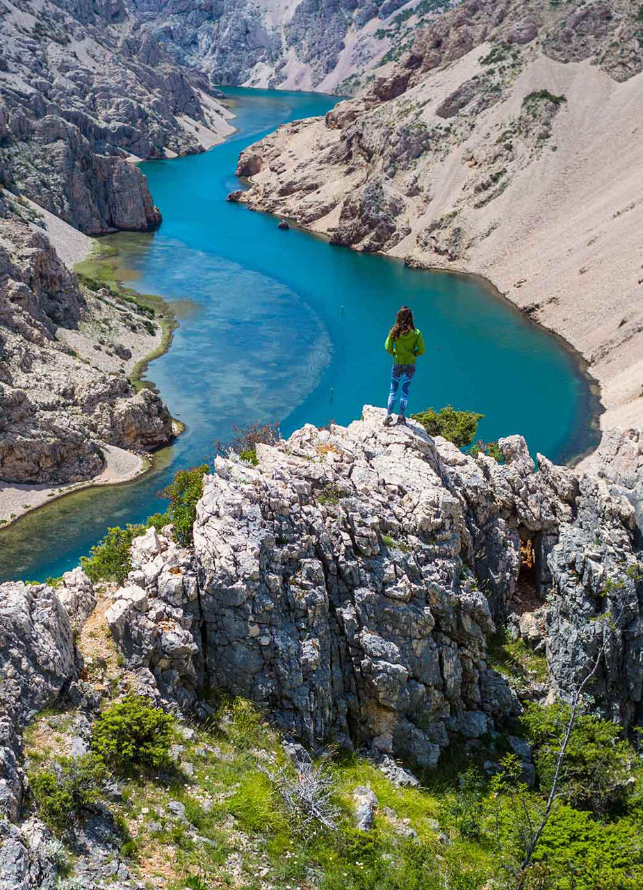 Femme sur une falaise dans le parc national de Paklenica