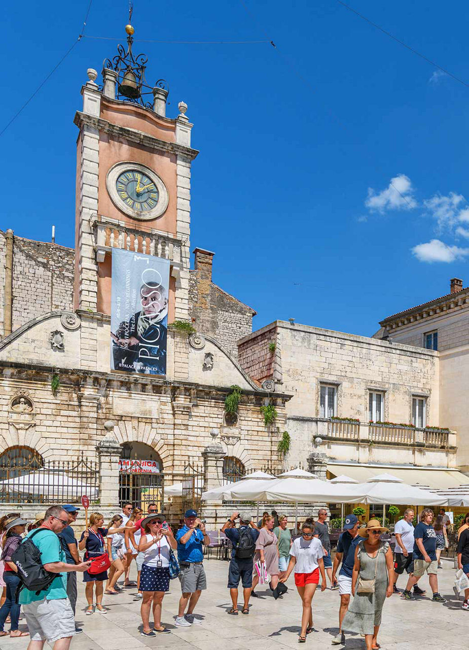 Place du Peuple avec la tour de guet de la ville