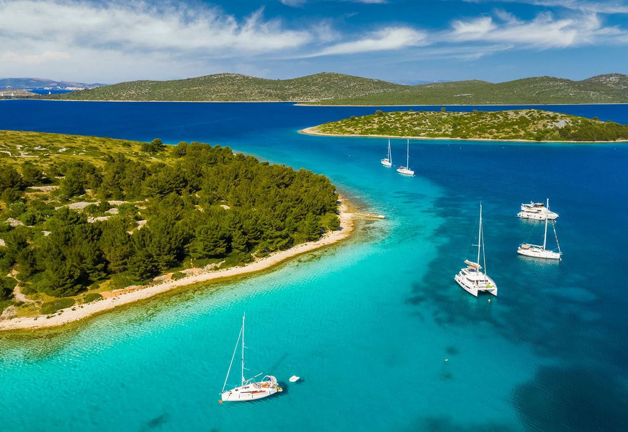 Segelschiffe vor der Küste von Kroatien