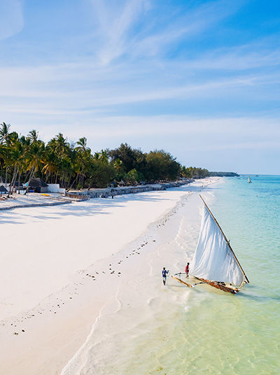 Sonnenbeschienener Strand im Osten Sansibars