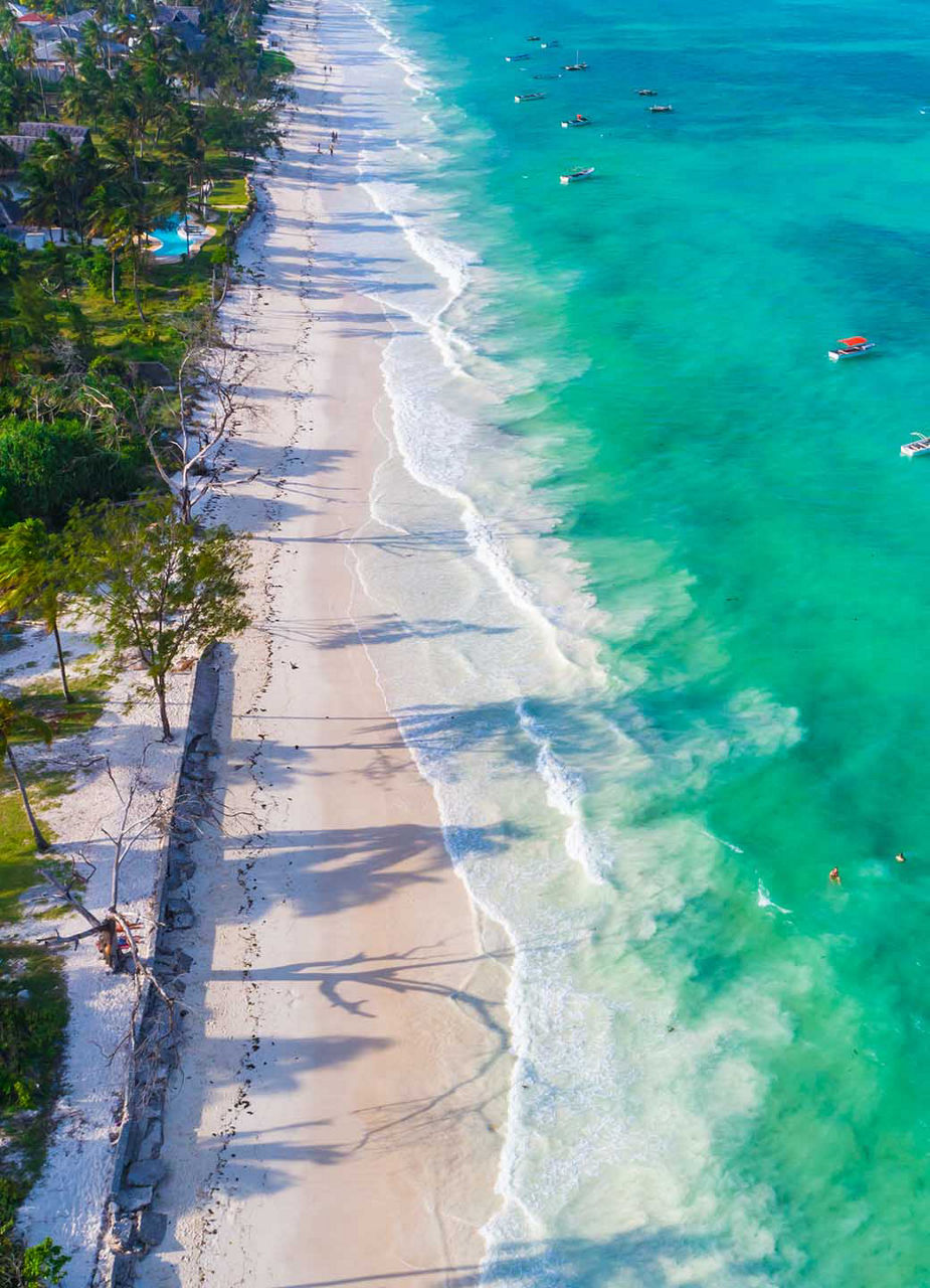 Luftaufnahme über einen langen Sandstrand