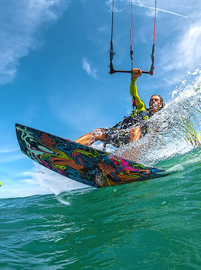 Surfer, auf einer Welle reitend