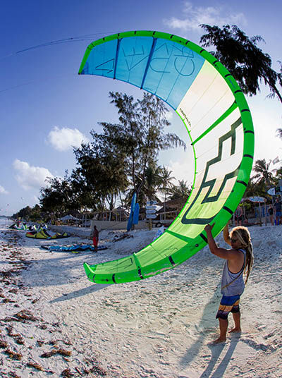 Start eines Kite-Surfers am Jambiani Beach