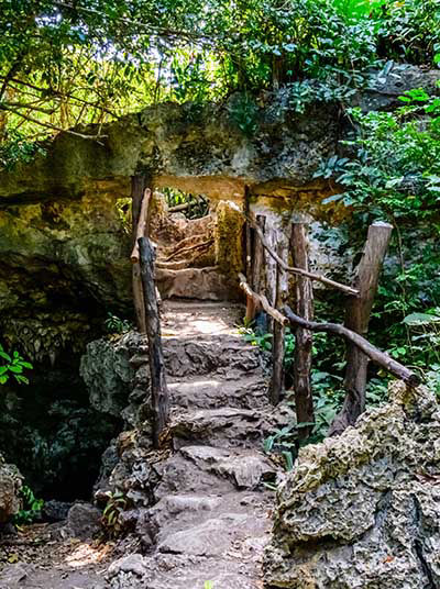 Eingang zur Kuza Cave
