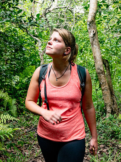 Frau spaziert durch den Jozani Forest